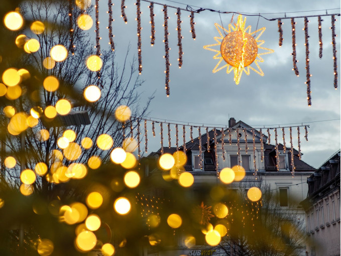 Klassizistische Stadt im weihnachtlichen Lichterglanz