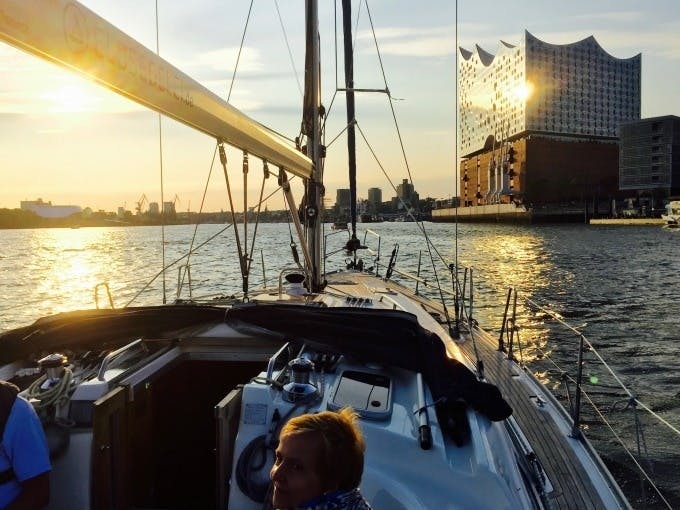 EXKLUSIV ab/an HAMBURG. ''Cruise in the City'' - Segelyacht-Event und individuelle Hafenrundfahrt!