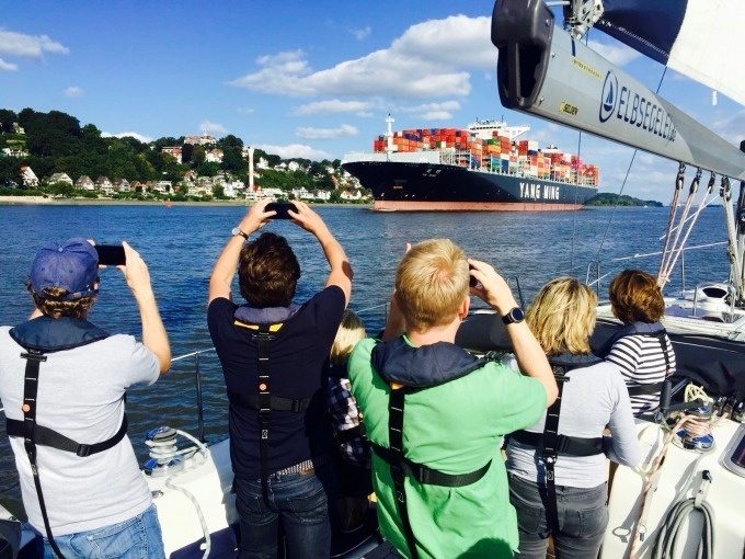 EXKLUSIV ab/an HAMBURG. ''Cruise in the City'' - Segelyacht-Event und individuelle Hafenrundfahrt!