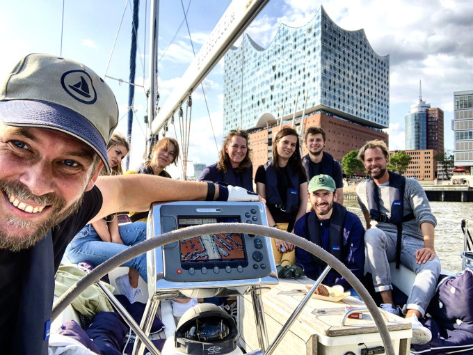 EXKLUSIV ab/an HAMBURG. ''Cruise in the City'' - Segelyacht-Event und individuelle Hafenrundfahrt!