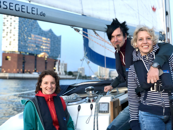 EXKLUSIV ab/an HAMBURG. ''Cruise in the City'' - Segelyacht-Event und individuelle Hafenrundfahrt!