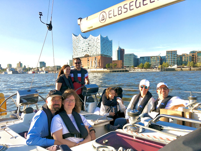 EXKLUSIV ab/an HAMBURG. ''Cruise in the City'' - Segelyacht-Event und individuelle Hafenrundfahrt!