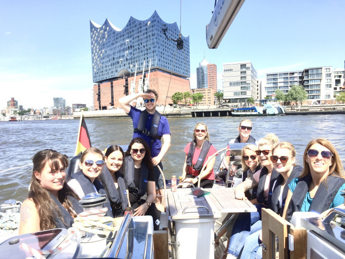 EXKLUSIV ab/an HAMBURG. ''Cruise in the City'' - Segelyacht-Event und individuelle Hafenrundfahrt!