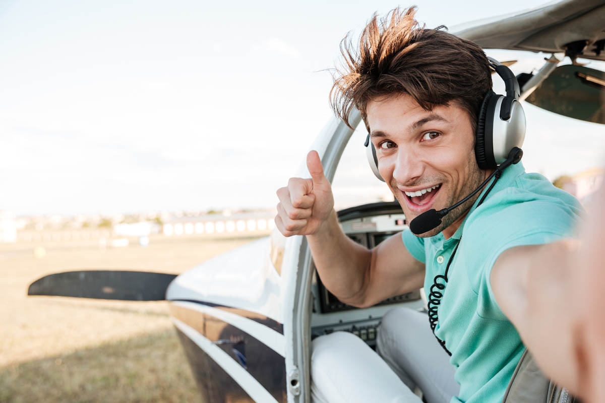 Mann im Flugzeug