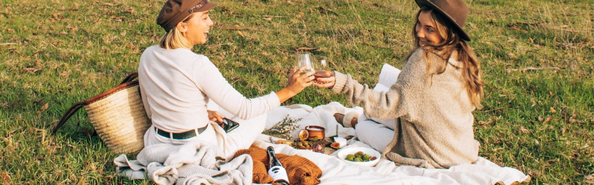Zwei Frauen picknicken in der Wiese