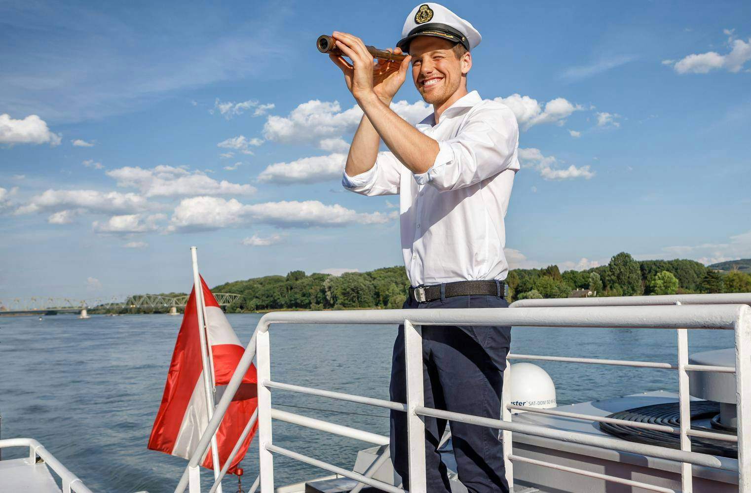 Schiffskapitän auf der Donau | selbst ein Schiff steuern