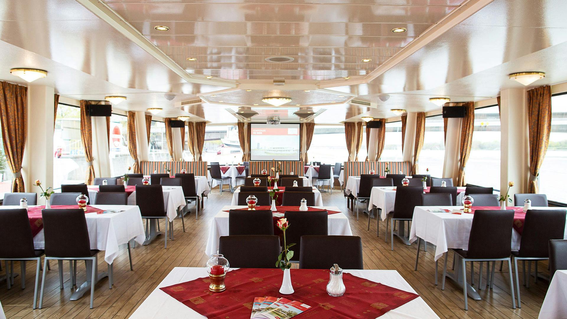 Dinner Cruise - romantische Schiffahrt mit Dinner durch das beleuchtete Wien