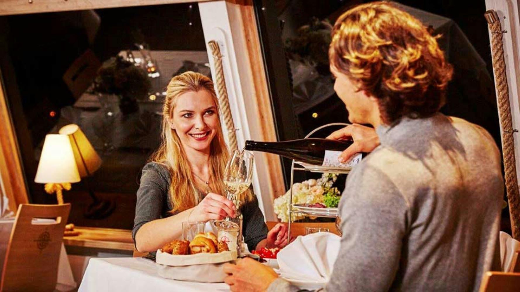 Dinner Cruise - romantische Schiffahrt mit Dinner durch das beleuchtete Wien