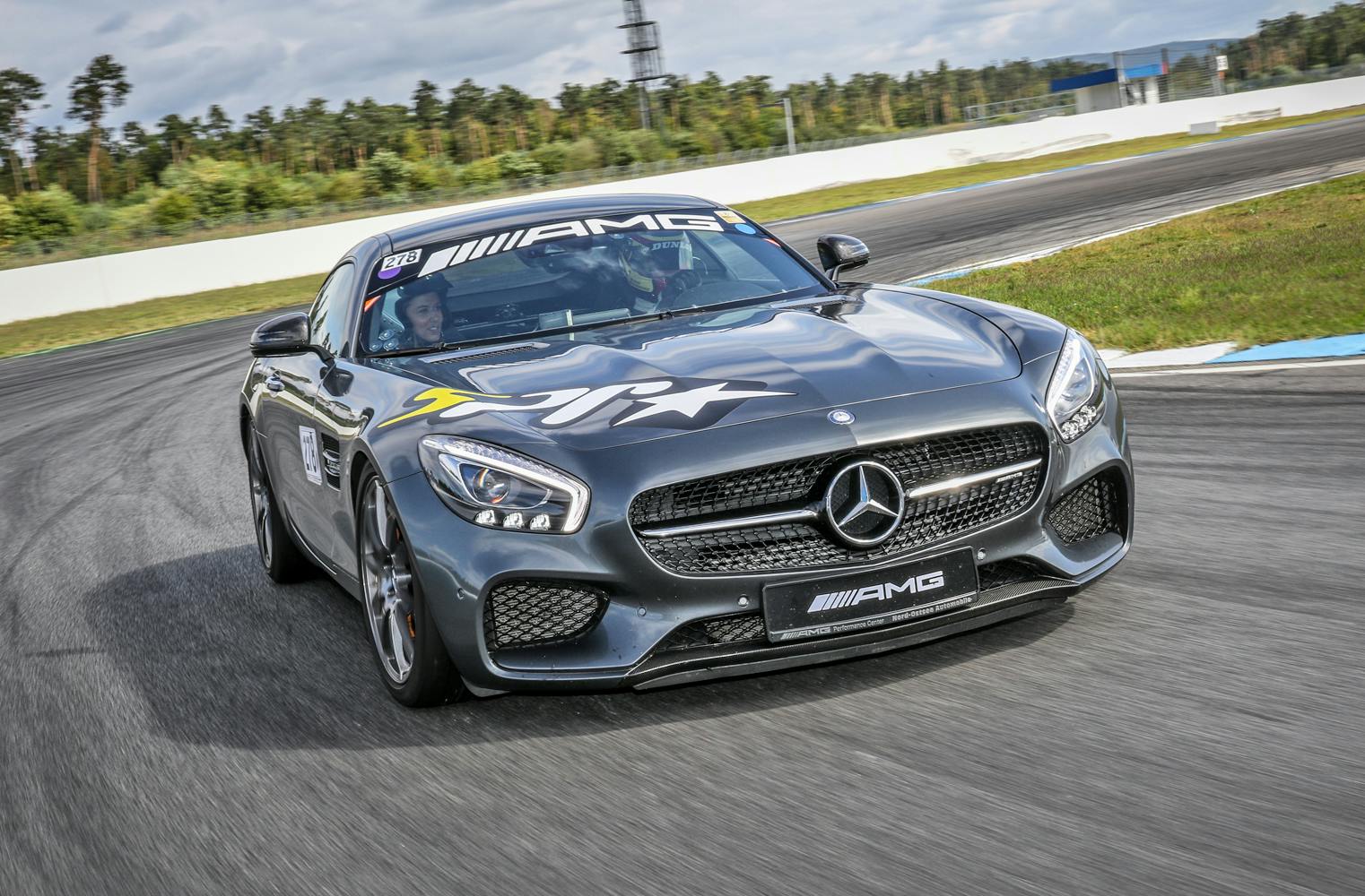 Mercedes-AMG GTS auf der Rennstrecke | Action mit Highspeed