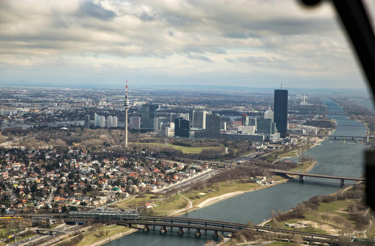 Hubschrauber-Rundflug | Wien entlang der Donau | 40 Min