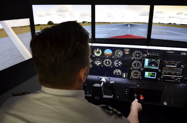Flugsimulator Full Flight | Pilot in der Cessna 172 Skyhawk