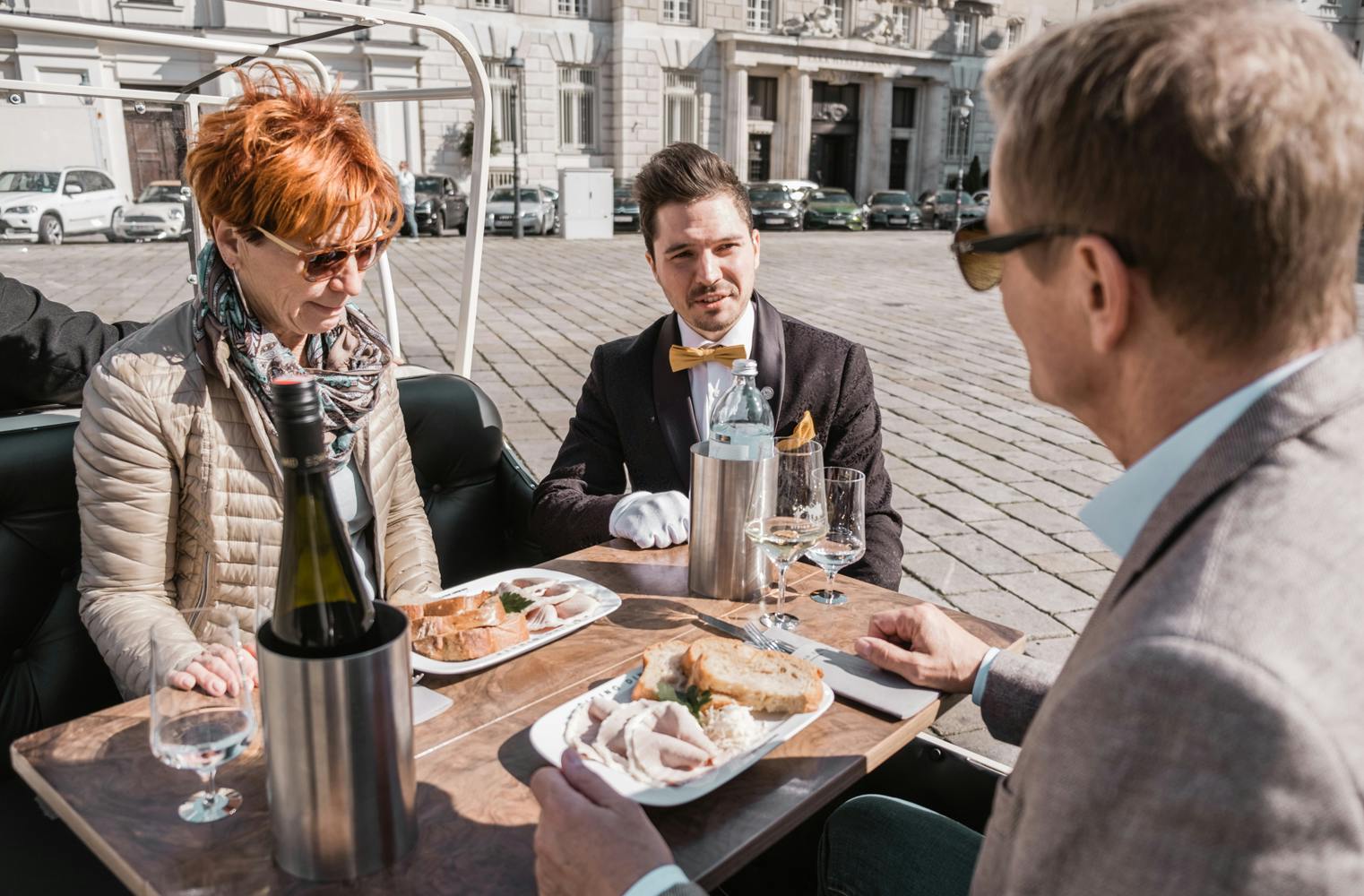 Fine Dining für 3 Pers. | 3-Gang Menü im E-Oldtimer Wien
