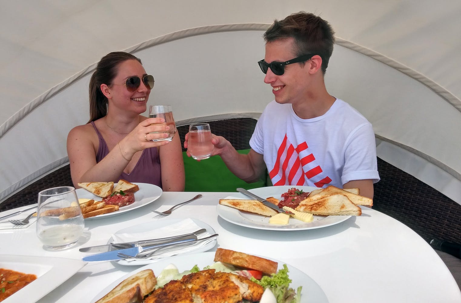 Meine Insel auf der Donau | romantisches Dinner am Sofa-Boot