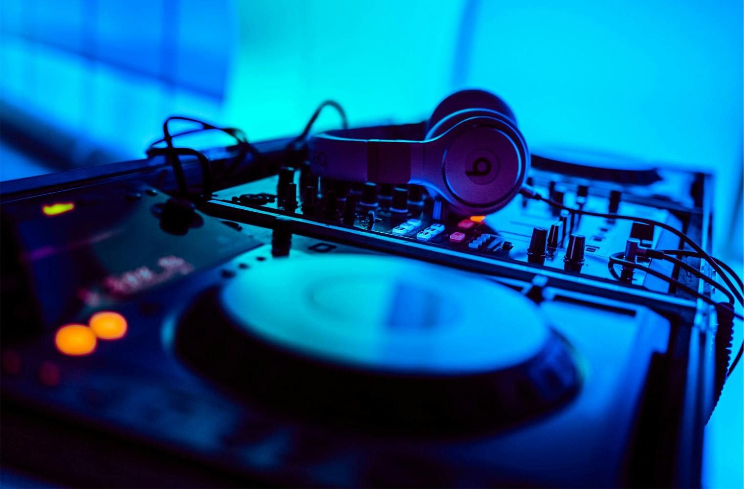 DJ-Kurs | den eigenen Style am Mischpult finden und mixen